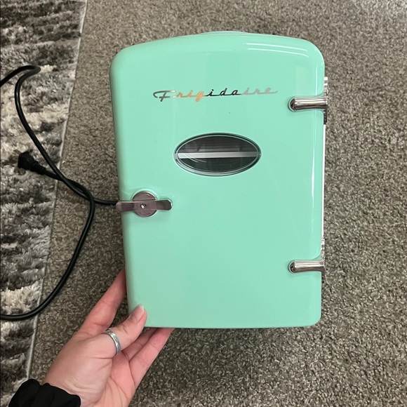 Cute vintage skin care fridge - Picture 1 of 6
